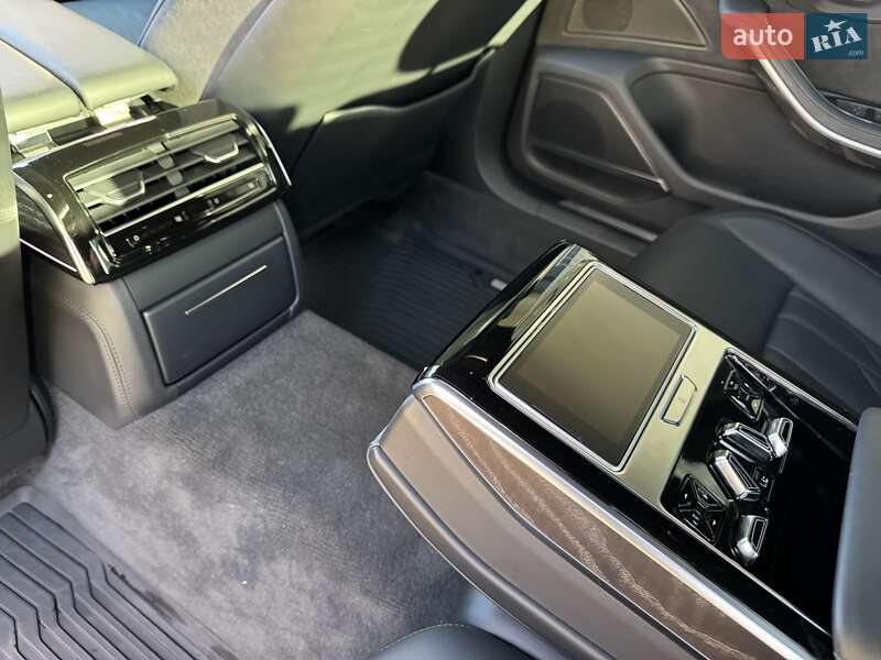 Седан Audi A8 2021 в Львове