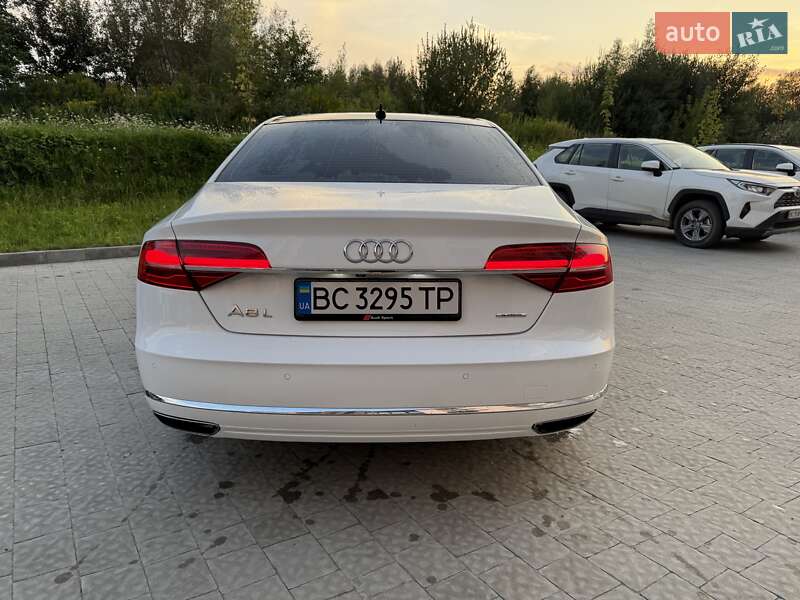 Седан Audi A8 2015 в Львове