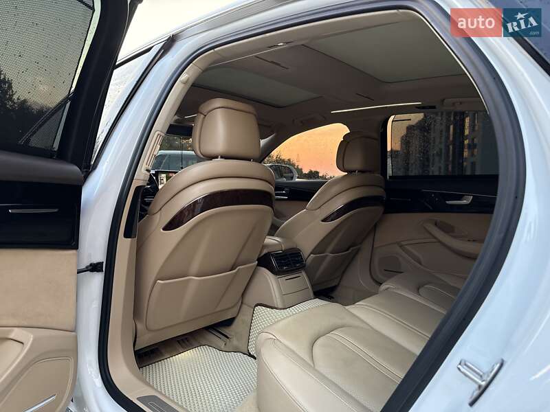 Седан Audi A8 2015 в Львове