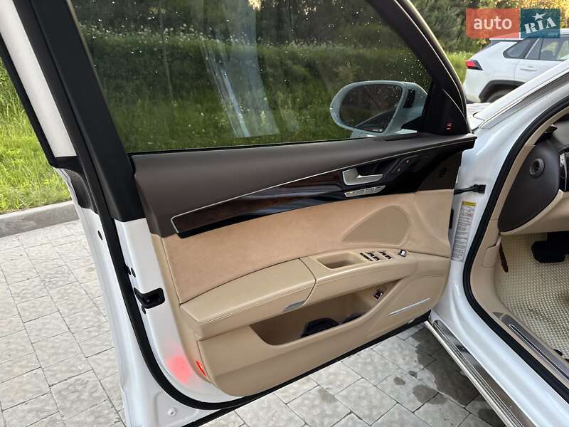 Седан Audi A8 2015 в Львове