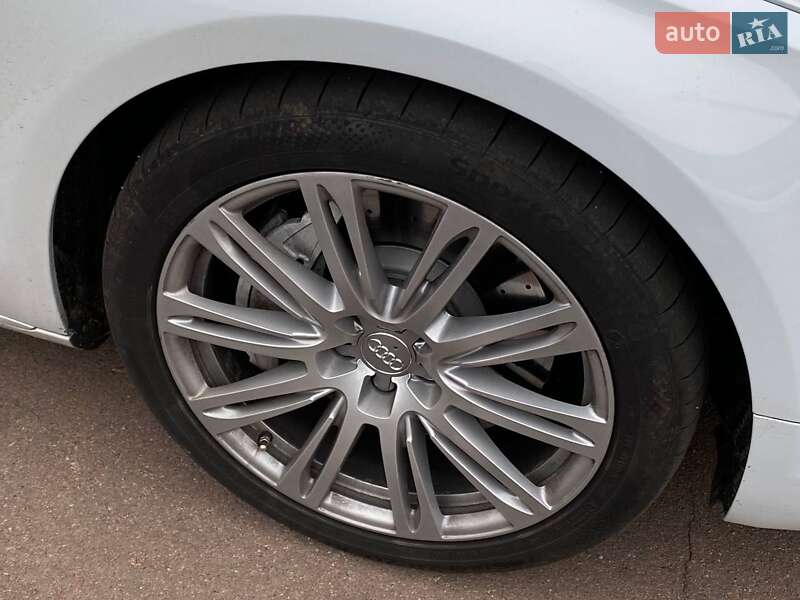 Седан Audi A8 2015 в Киеве