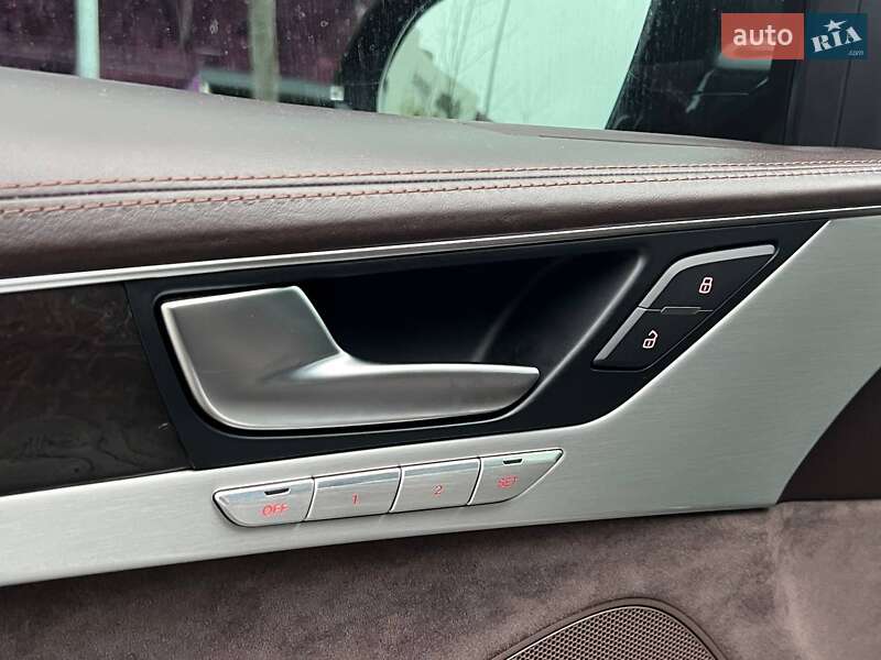 Седан Audi A8 2012 в Києві