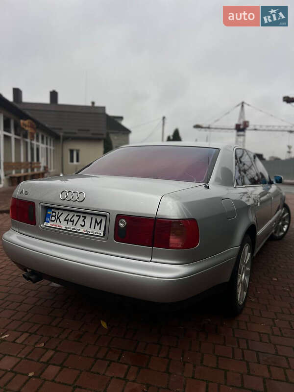Седан Audi A8 1995 в Костополе