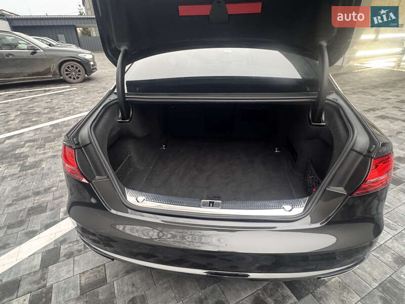 Седан Audi A8 2015 в Костополе