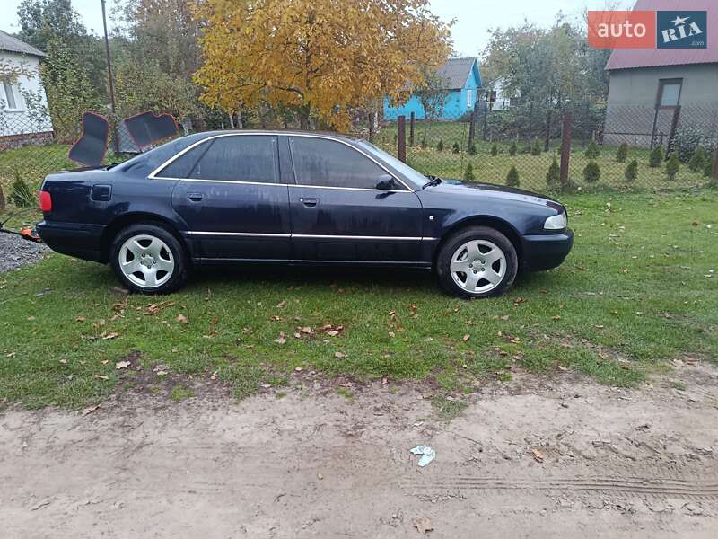 Седан Audi A8 1998 в Великих Мостах