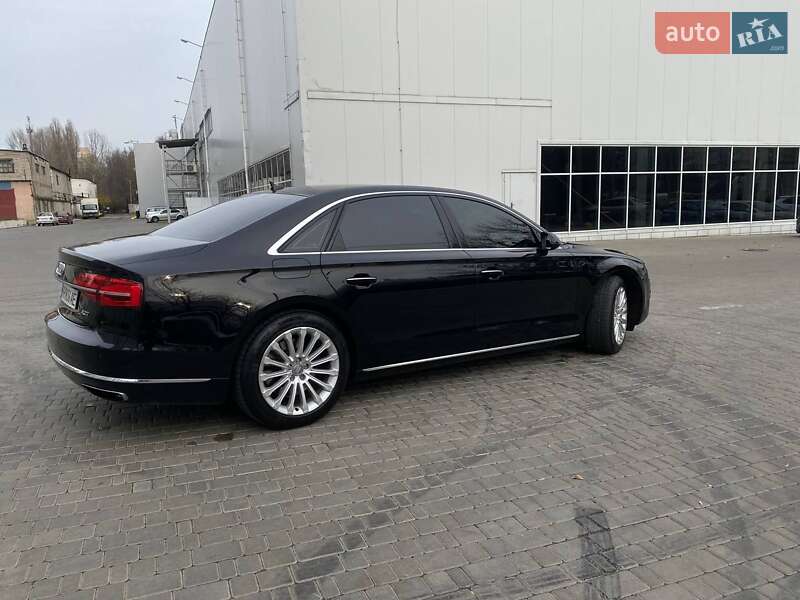 Седан Audi A8 2015 в Одесі
