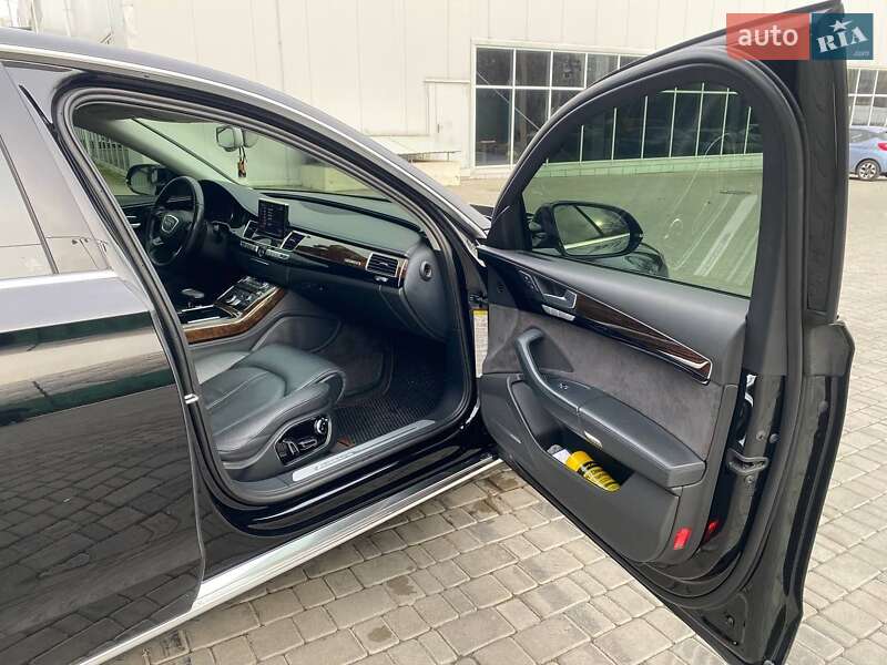 Седан Audi A8 2015 в Одесі