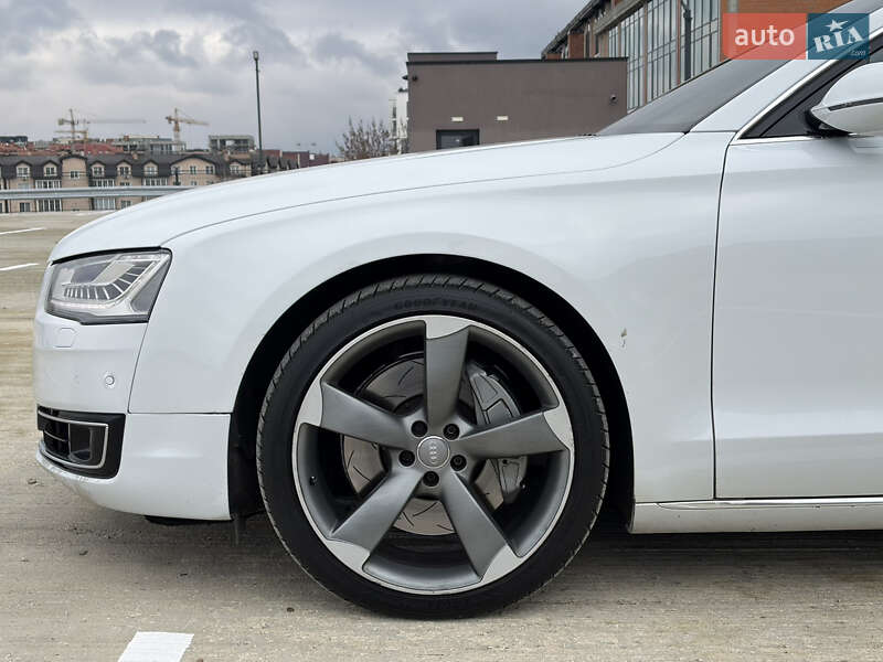 Седан Audi A8 2015 в Мукачево