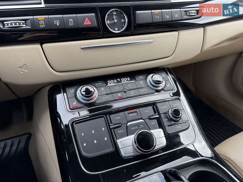 Седан Audi A8 2015 в Мукачево
