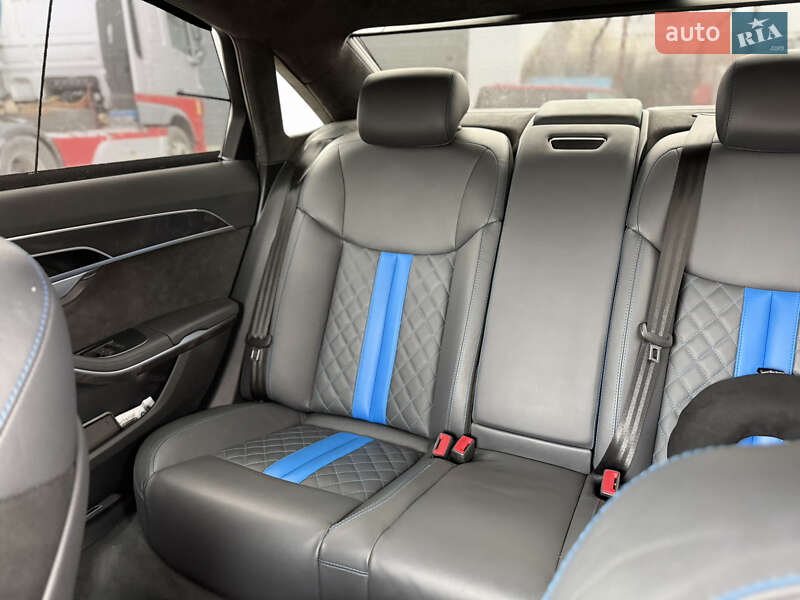 Седан Audi A8 2021 в Львові