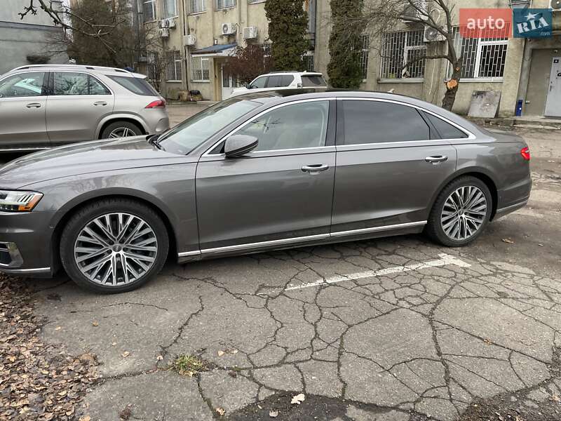 Седан Audi A8 2018 в Львові