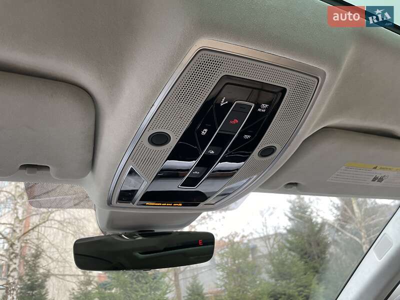 Седан Audi A8 2018 в Львові