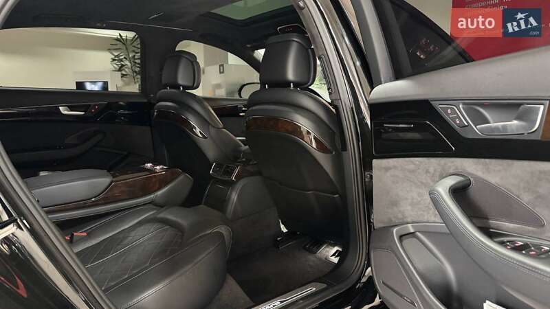 Седан Audi A8 2015 в Ужгороді