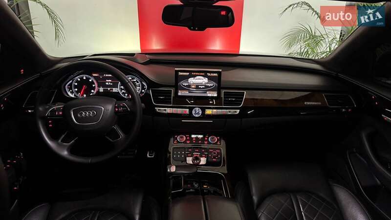 Седан Audi A8 2015 в Ужгороді