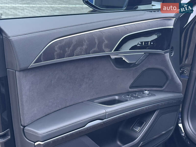 Седан Audi A8 2024 в Ровно
