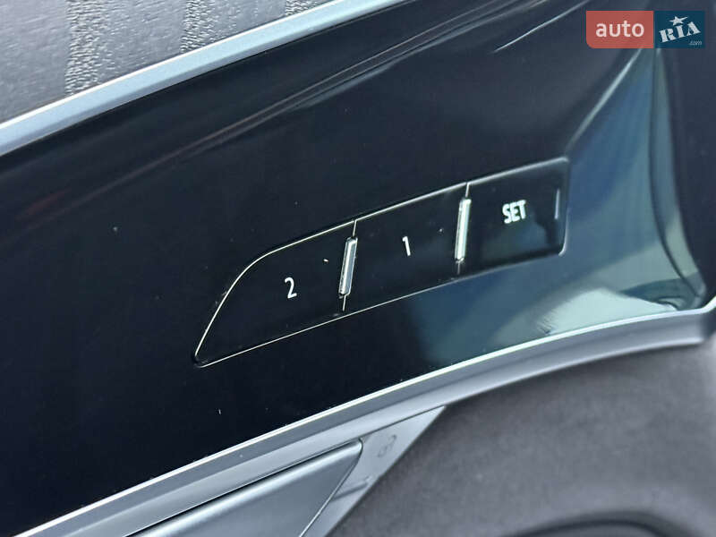 Седан Audi A8 2024 в Ровно