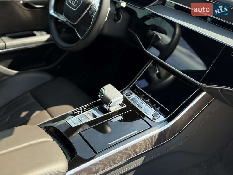 Седан Audi A8 2021 в Ивано-Франковске