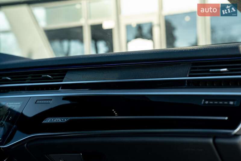 Седан Audi A8 2021 в Черновцах