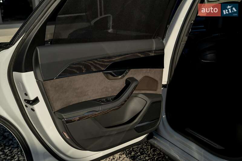 Седан Audi A8 2021 в Черновцах