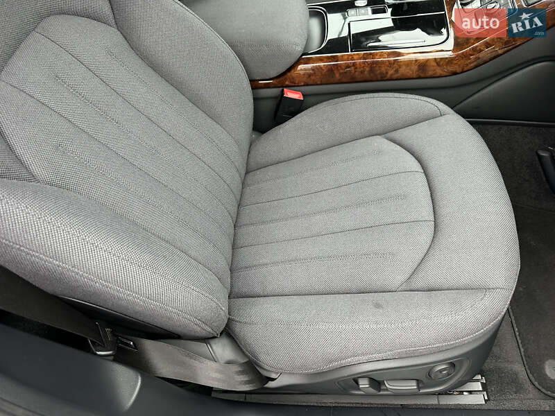 Седан Audi A8 2012 в Киеве