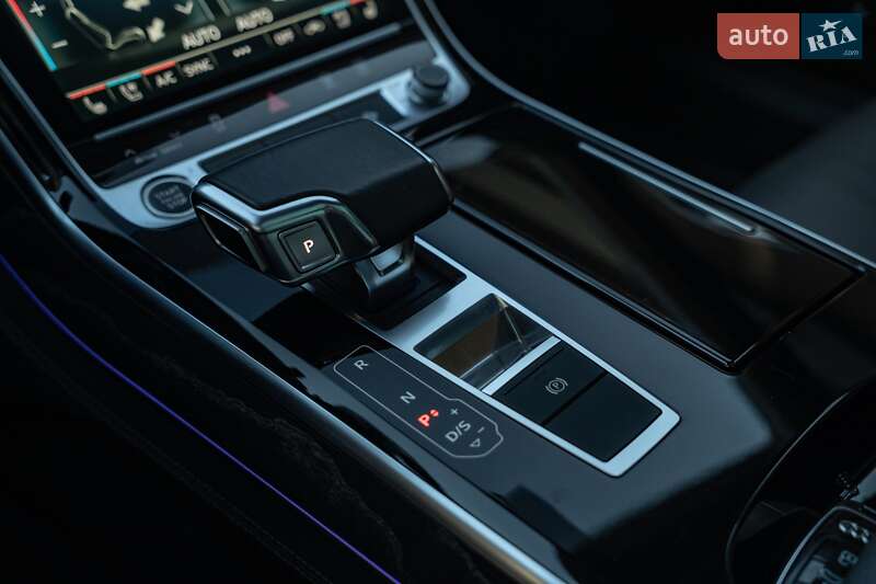 Седан Audi A8 2021 в Черновцах