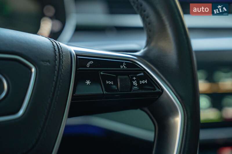 Седан Audi A8 2021 в Черновцах