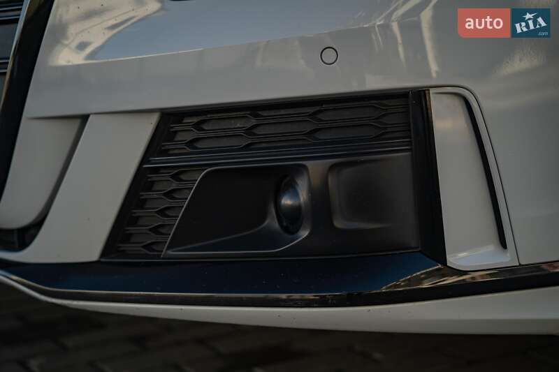 Седан Audi A8 2021 в Черновцах