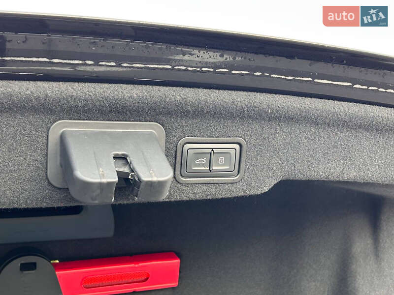 Седан Audi A8 2013 в Киеве