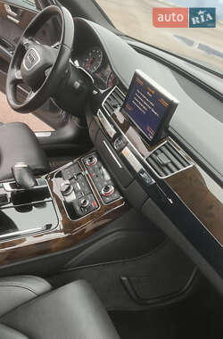 Седан Audi A8 2014 в Коростене