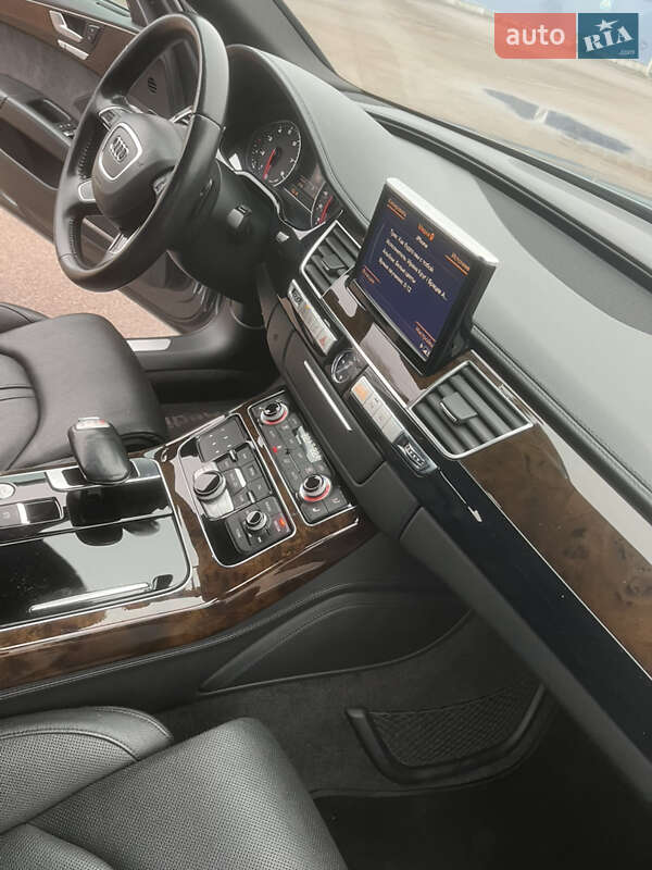 Седан Audi A8 2014 в Коростене