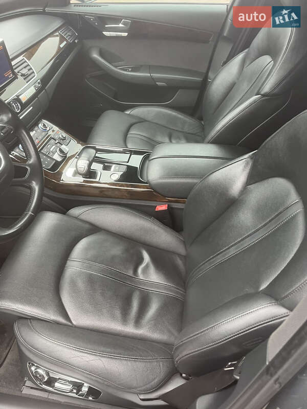 Седан Audi A8 2014 в Коростене