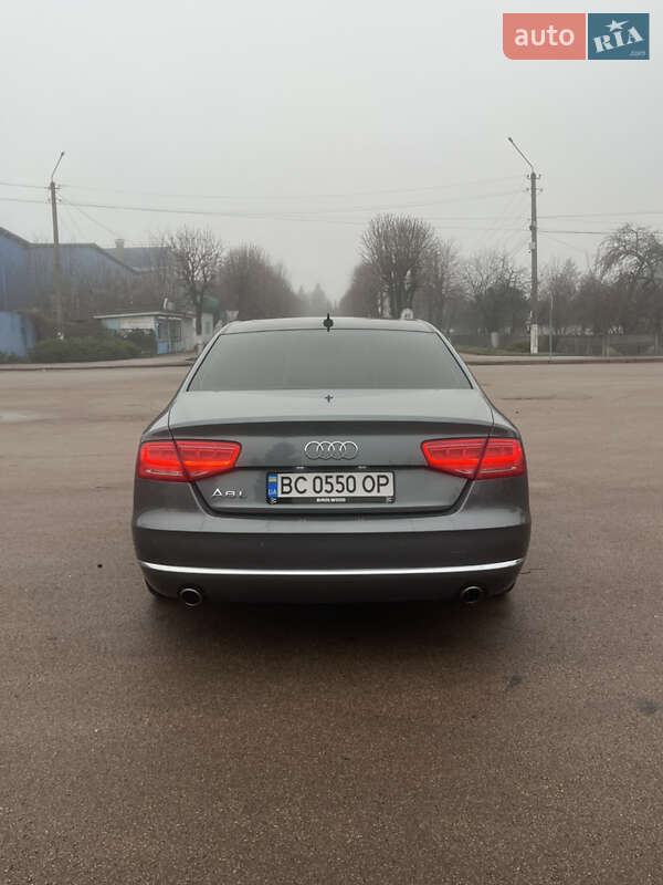 Седан Audi A8 2014 в Коростене