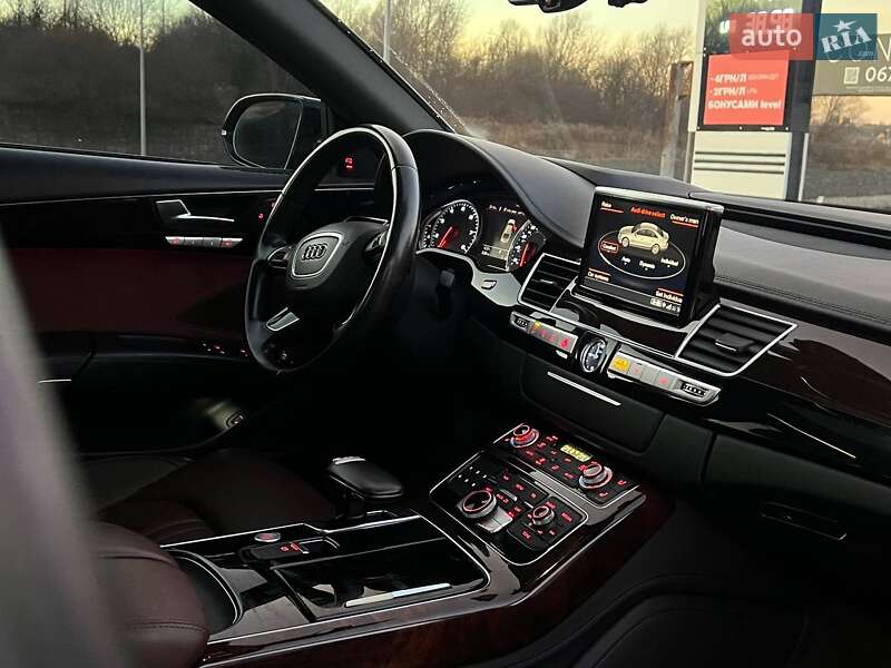 Седан Audi A8 2016 в Львові