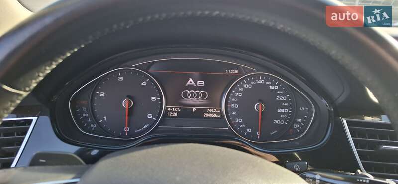 Седан Audi A8 2017 в Мукачево