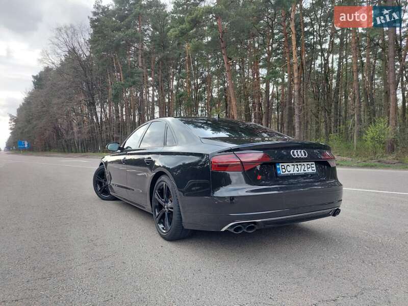 Седан Audi A8 2015 в Буске