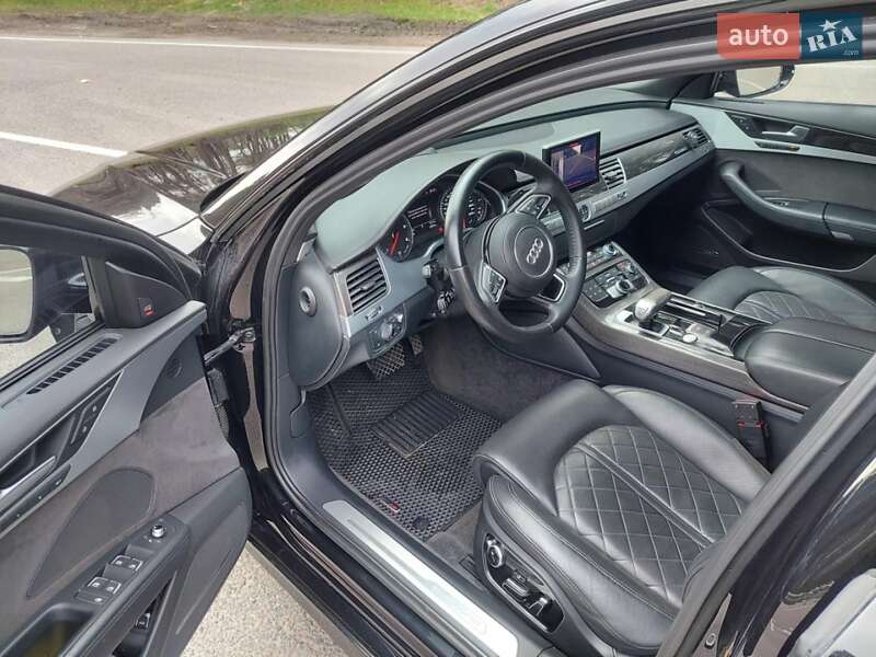 Седан Audi A8 2015 в Буске