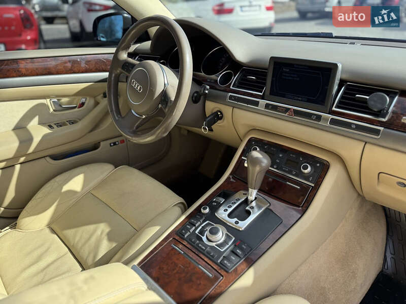 Седан Audi A8 2004 в Буче