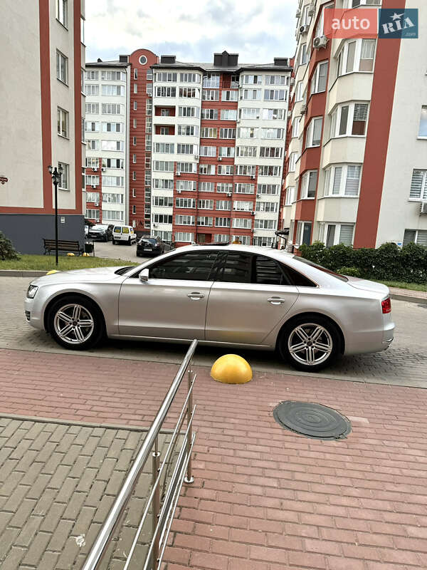 Седан Audi A8 2012 в Вараше
