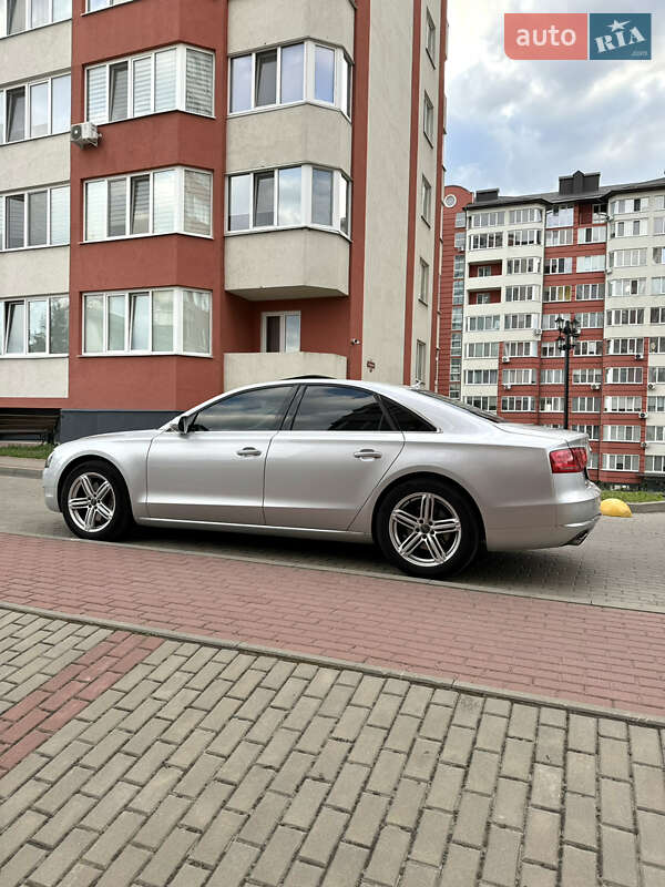 Седан Audi A8 2012 в Вараше