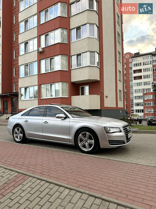 Седан Audi A8 2012 в Вараше