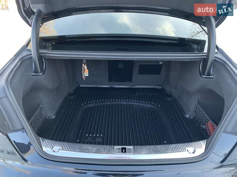 Седан Audi A8 2015 в Умани