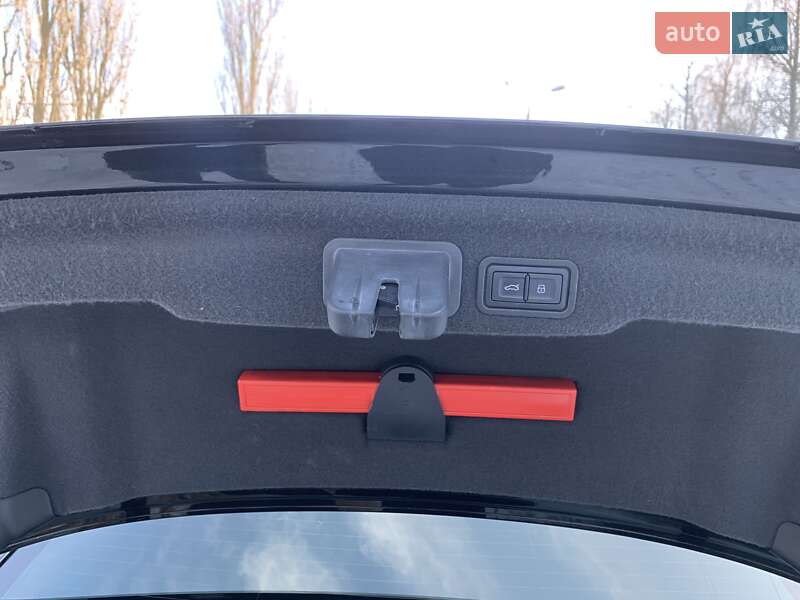 Седан Audi A8 2015 в Умани