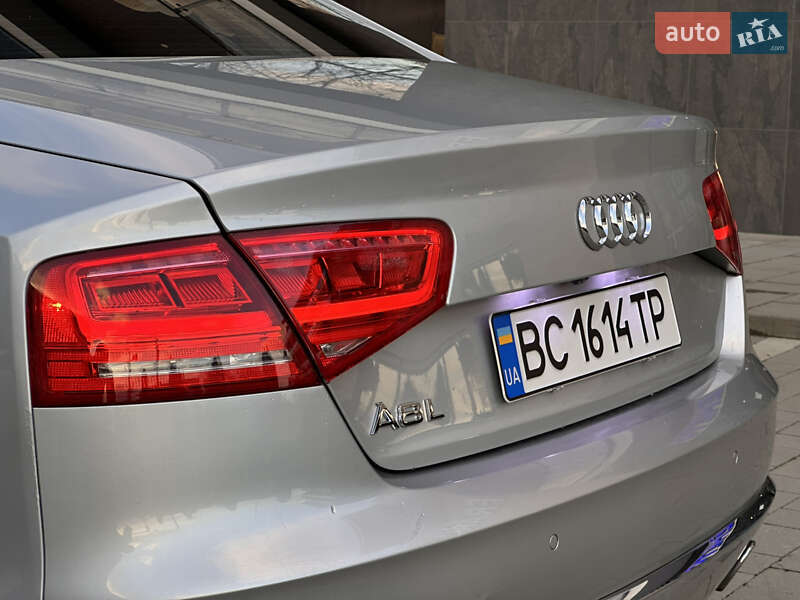 Седан Audi A8 2012 в Ужгороде