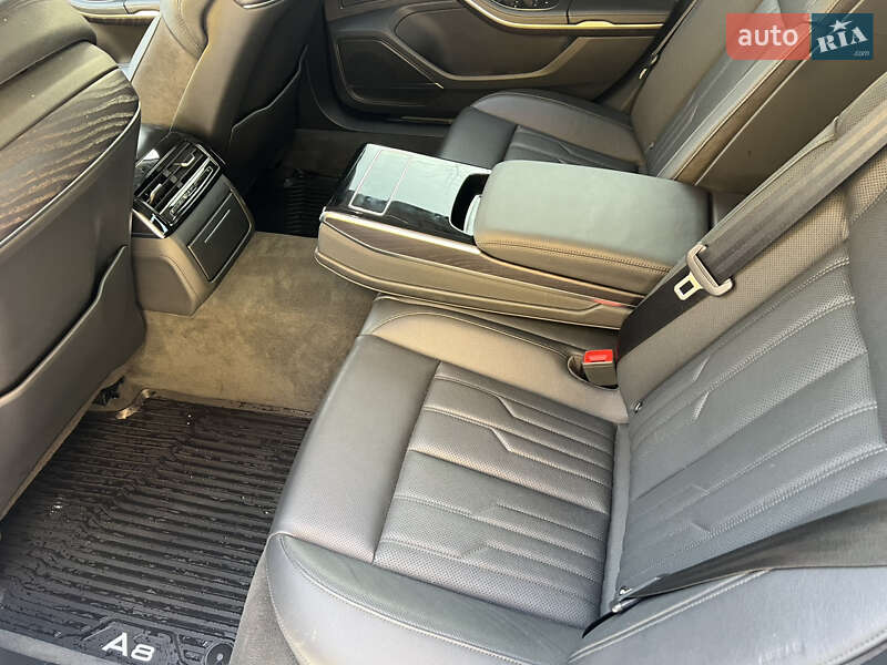 Седан Audi A8 2019 в Львове
