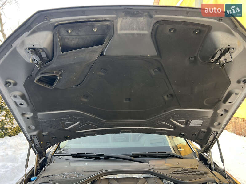 Седан Audi A8 2019 в Львове