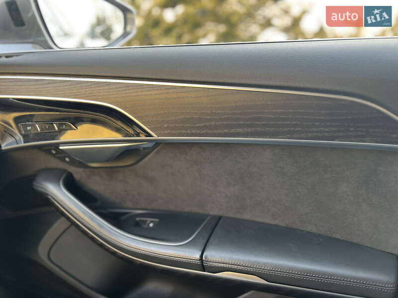 Седан Audi A8 2019 в Львове