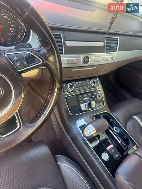 Седан Audi A8 2014 в Ужгороде