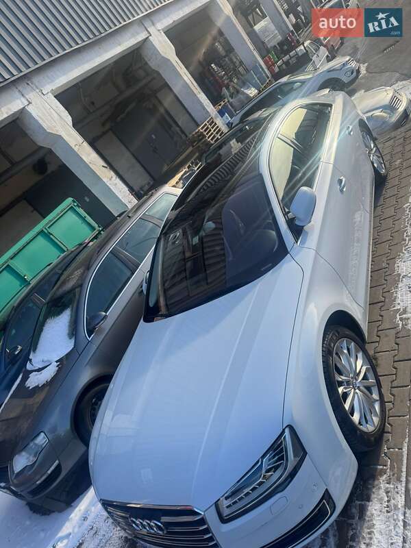 Седан Audi A8 2014 в Ужгороде