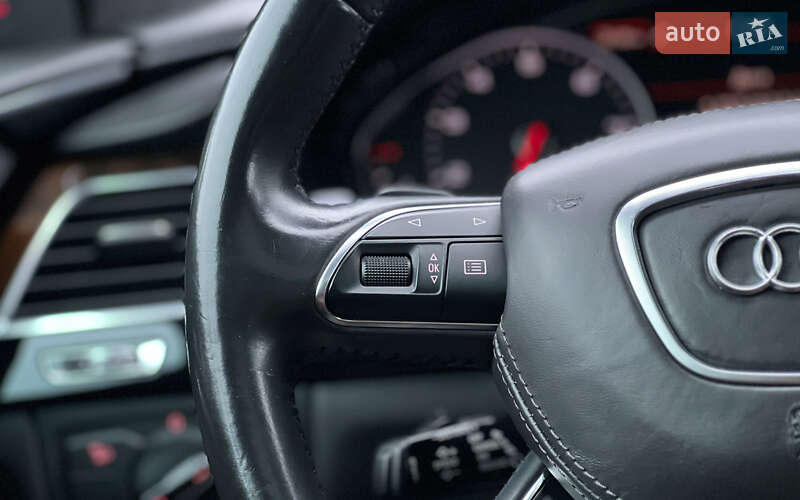 Седан Audi A8 2015 в Львове