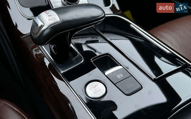 Седан Audi A8 2015 в Львове